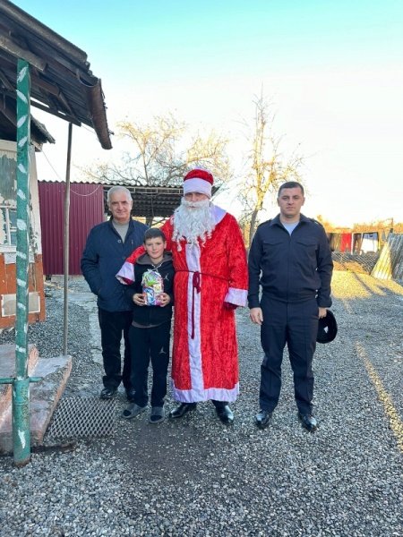 Полицейский Дед Мороз вместе с общественниками  добрался с подарками и в Дигорский район Северной Осетии